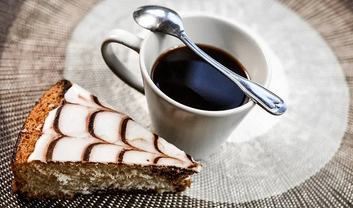 Tasse Kaffee mit einem Stück Kuchen