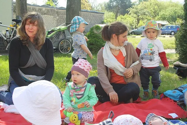 Kleinkinder mit ihren Müttern im Garten