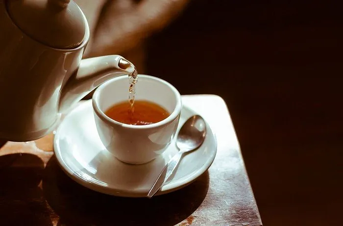 Tasse Tee mit Kanne