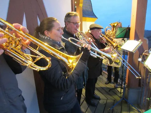 Posaunenchor KW in Aktion auf dem Kirchturm